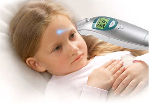 Medisana FTN подходит для измерения температуры у маленьких детей: место измерения подсвечивается синим лучом