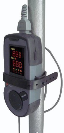 При помощи ремешка из комплекта поставки пульсоксиметр CHOICEMMED MD300K можно установить на стойку рядом с больным 
